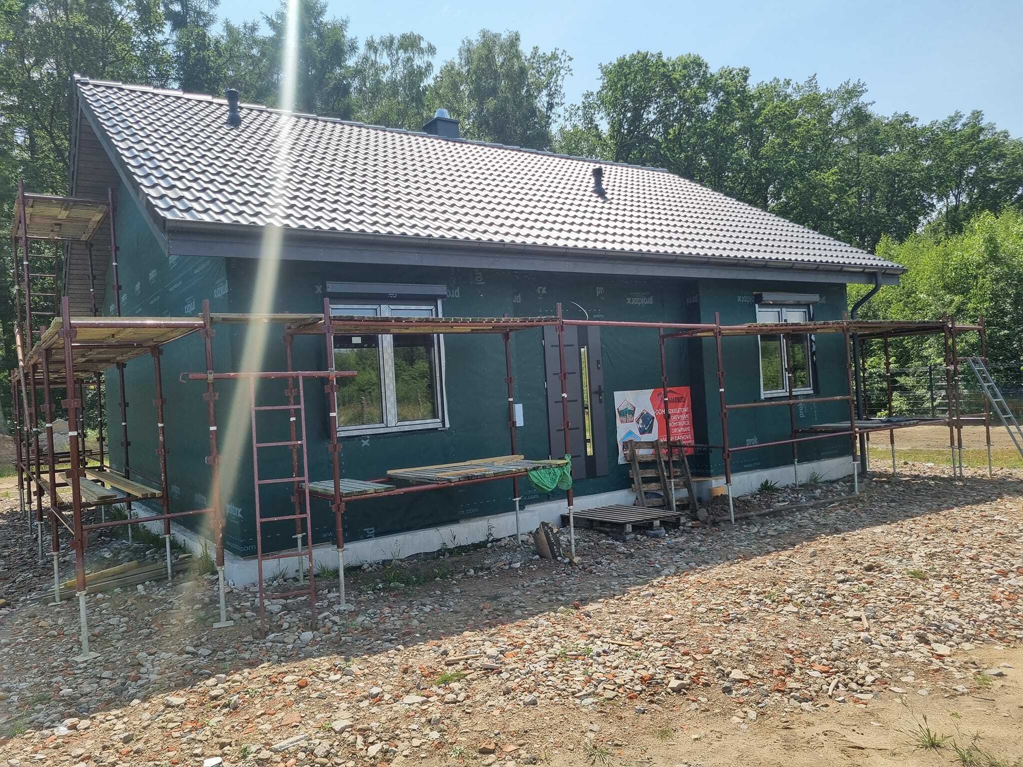 Dom szkieletowy Demarbud - przykładowa realizacja z widokiem na elewację frontową, nowoczesny, energooszczędny dom drewniany z dużymi przeszkleniami